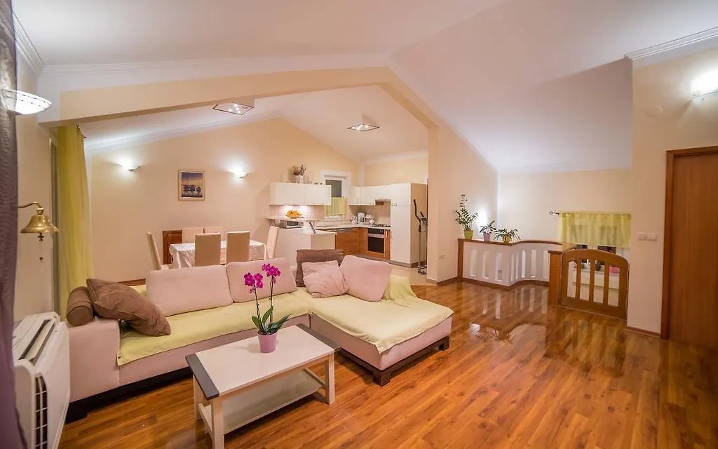 Captain\'S Apartment contacts